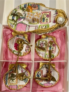 Decorative Oyster Dish  and 4 clams   with spoons and dice for mahjong